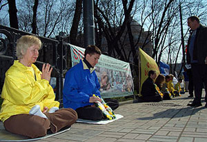 Пикет последователей Фалуньгун напротив посольства КНР в Киеве. Фото Владимир Бородин /Великая Эпоха