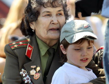 Российские ветераны войны празднуют 65 годовщину Победы. Фото: Alexey SAZONOV/AFP/Getty Images