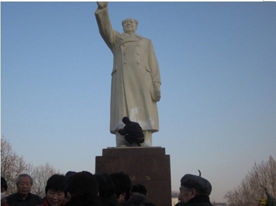 Памятник Мао Цзэдуну облили краской. Провинция Хэбэй. Фото: boxun.com