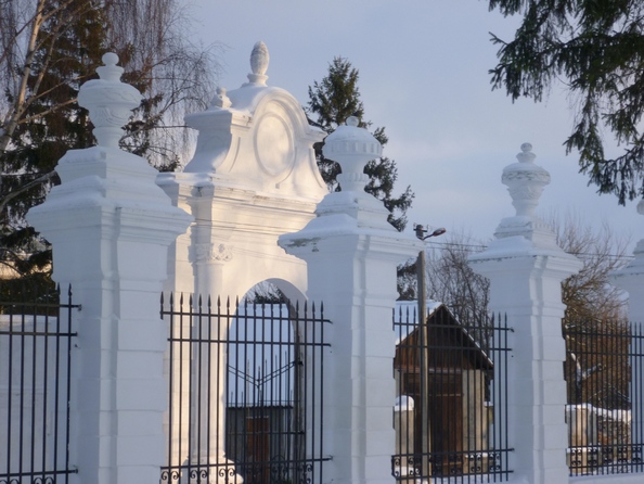 В'їздна брама до Вишневецького палацово-паркового комплексу XVII-XVIII ст. Фото автора.