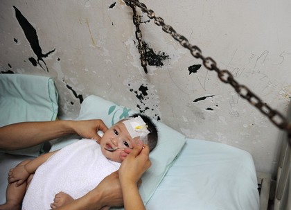 В настоящее время в Китае, по меньшей мере, 13 тыс. детей лежат в больницах после отравления молочными продуктами. Фото: China Photos/Getty Images