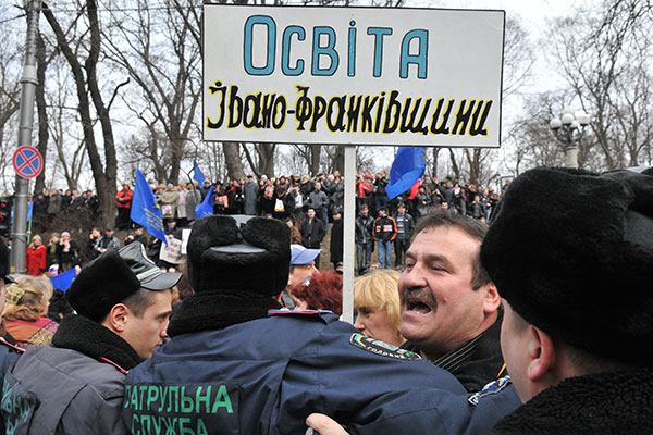 Міліція витісняє з проїжджої частини учасника акції працівників сфери освіти і науки з вимогою підвищення зарплати біля Кабінету Міністрів України 22 березня 2011 року. Фото: Володимир Бородін/The Epoch Times Україна