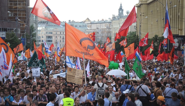 Демонстрация активистов в Москве, которые протестуют против правления Владимира Путина, 12 июня 2012 г. Фото: ALEXANDER NEMENOV/AFP/GettyImages