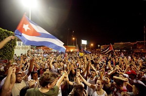 В районе Литл Гавана г. Майами американские кубинцы в знак солидарности взялись за руки, размахивают флагами и танцуют, узнав, что Фидель Кастро уступил власть своему брату Раулю. Фото: Richard Patterson/Getty Images
