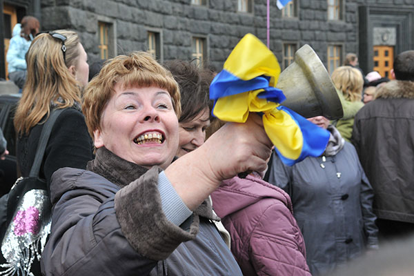 Понад 5 тисяч працівників освіти з різних регіонів України 22 березня вийшли до Кабінету Міністрів з вимогою підвищення зарплати. Фото: Володимир Бородін/The Epoch Times Україна