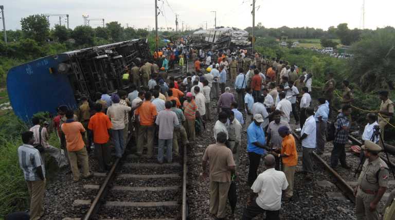 В результаті зіткнення двох потягів на півдні Індії, загинуло 15 людей, 100 поранено. Фото: obozrevatel.com