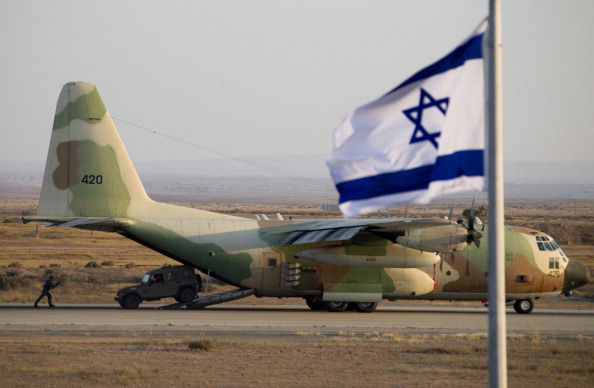 Военно-транспортный самолет Hercules C-130 вылетел с аэродрома эль-Аюн, и, не справившись с управлением, врезался в гору недалеко от г. Гулимин сегодня днем. Фото: Getty Images
