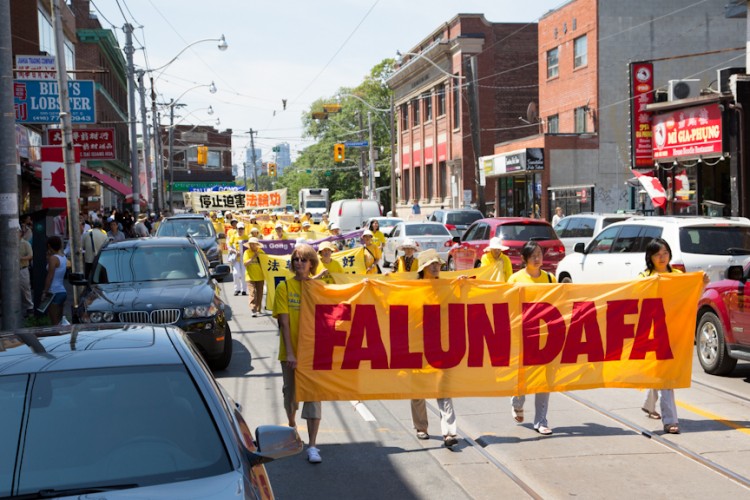 Акция последователей Фалунь Дафа в Торонто, Канада, 20 июля 2012. Фото: Evan Ning/The Epoch Times