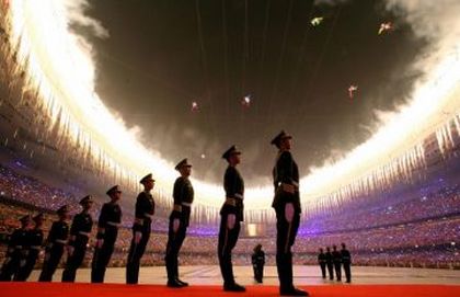 Китайские солдаты стоят по стойке 'смирно' во время церемонии открытия Олимпийских Игр в Пекине. 8 августа 2008 года. Фото: Phil Walter/Getty Images
