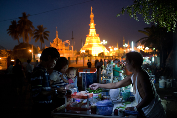 Вуличний торговець в Янгоні, М'янма. Фото DRN / Stringer / Getty Images