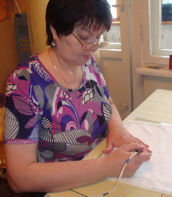 Людмила Акентьєва — рукодільниця, що займається гільошуванням. Фото: Олександра Іхінова / The Epoch Times 