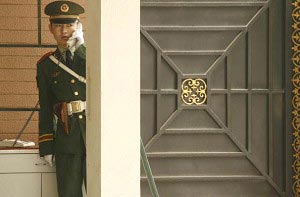 Китайський міліціонер розмовляє телефоном, тоді як журналісти перебувають перед Посольством Північної Кореї у Пекіні. Не зважаючи на те, що Пекін говорить про санкції проти Північної Кореї, деякі аналітики налаштовані скептично, враховуючи той факт, що Ки