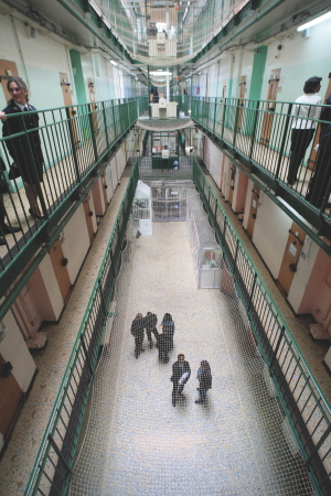 Министр юстиции Франции Рашида Дати проходит по коридору во время посещения тюрьмы Фресн 23 июля 2007 года. За неделю до этого депутаты приняли закон Дати о борьбе с рецидивизмом. Фото: AFP