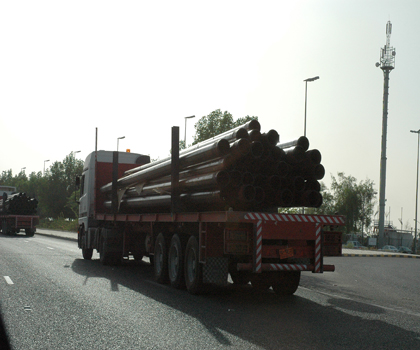 Вантажівки, що вишукувалися біля офісу Jassim у Кувейті