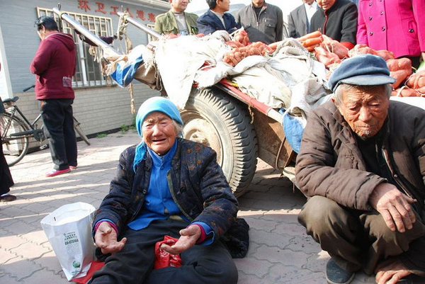 Пожилых крестьян представители властей грубо выгнали с улицы за «незаконную» торговлю овощами. Фото с tianya.cn