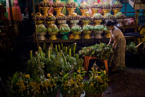 Торгівля на вулицях Янгону. Фото DRN / Stringer / Getty Images