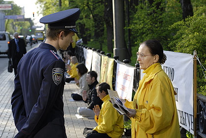 Акція послідовників Фалуньгун біля посольства КНР 25 квітня 2008 року. Фото: The Epoch Times