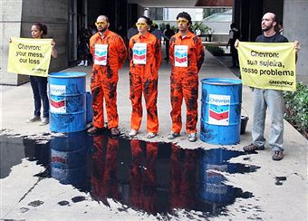 Активисты Гринпис протестуют против разлива нефти в водах Рио-де-Жанейро перед штаб-квартирой Chevron в Рио-де-Жанейро. Фото: LUIZA CASTRO/Getty Images