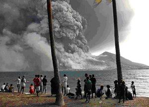 Рабаул, Папуа Новая Гвинея. 7 октября 2006 г. Эвакуированные островитяне острова Матапит наблюдают извержение вулкана Тавурвур, разбрасывающего на уже опустевший город Рабаул пепел и камни. Фото: Getty Images