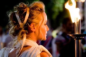 Одна из фотографий-фаворитов The Epoch Times ушедшего года: греческая богиня несет Факел в защиту прав человека на торжественной церемонии его зажжения в Афинах 7 августа 2007 года. Фото: Ян Якилек/Великая Эпоха