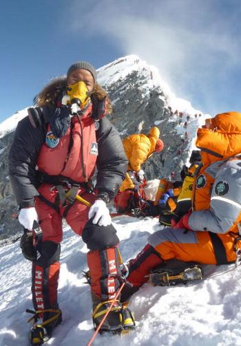 Альпинист из Непала Пемба Дорж (слева) делает передышку во время восхождения на Эверест — самую высокую гору в мире. Фото: STR/AFP/Getty Images) 