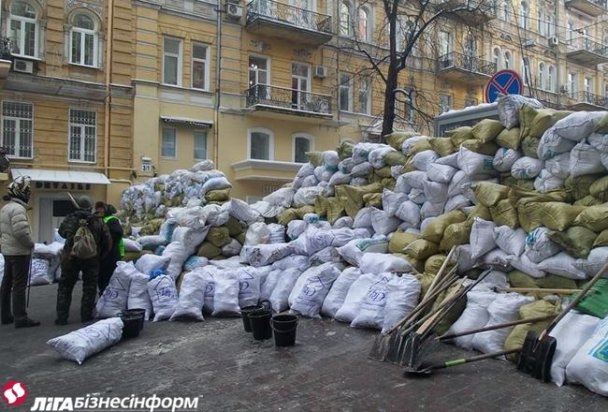 Активісти перекрили дорогу мішками зі снігом біля будівлі Мін'юст. Фото: Ліга.net