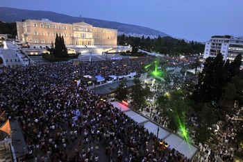 В Афинах протестующие окружили здание парламента. Фото:Getty Images