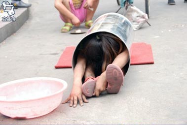 Діти заробляють собі на життя вуличними виступами. Фото з secretchina.com
