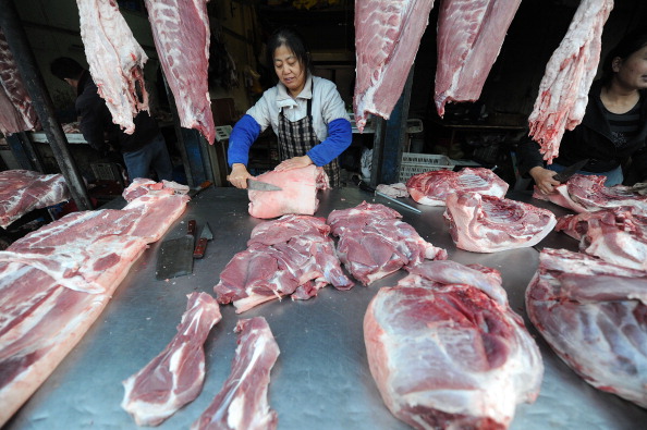 Китайський режим встановив державний контроль цін на свинину, що зумовило подальший тиск на селян. Фото: STR/AFP/Getty Images
