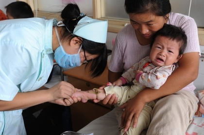 У Пекіні від вживання отруєного меламіном молока занедужало близько 3000 дітей. Фото: AFP