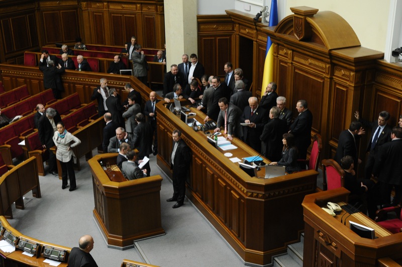 Оппозиция блокирует трибуну в парламенте 16 марта 2012 года. Фото: Владимир Бородин/ The Epoch Times