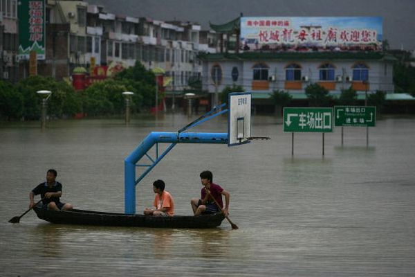 18 червня. Місто Чжаочін провінції Гуандун. Повінь, викликана сильними дощами. Фото: Chan/Getty Images 