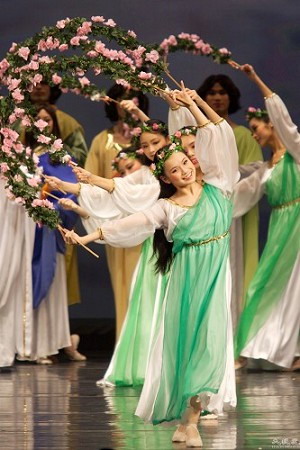Лян Шихуа в роли божественной девы с венцом в танце *Обет древних*. Фото: Ма Юцзи/Великая Эпоха