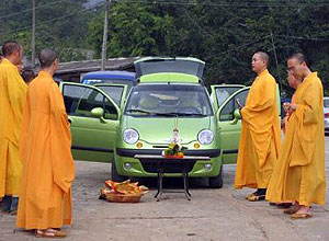 Монахи монастыря Цзиминь на горе Ляньхуа 'освящают' новую машину. Фото: img.epochtimes.com