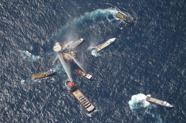 Вибух нафтової платформи в Мексиканській затоці підтверджує небезпеку видобутку нафти у морі. Фото: Mario Tama/Getty Images