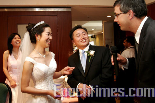 Государственный деятель Сан Франциско Крис Дейли проводит церемонию свадьбы Чарльза Ли и Ионг-Чин Фу. Фото: Ma Youzhi/Великая Эпоха