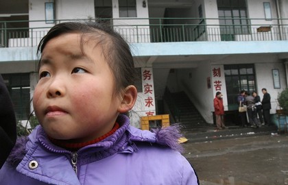 Незважаючи на закон про безкоштовну обов'язкову освіту, навчання в Китаї, як і раніше, залишається платним. Фото: MARK RALSTON/AFP/Getty Images