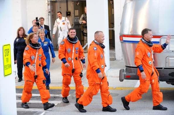 Екіпаж шатла (справа наліво): командир Кристофер Фергюсон, інженер Рекс Уолхейм, пілот Дуглас Херлі та спеціаліст Сандра Магнус. Фото: STAN HONDA/AFP/Getty Images 