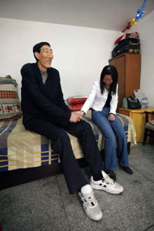 Смущенные новобрачные Бао Сишунь и Сиа Сишунь держатся за руки. Фото: China Photos/Getty Images