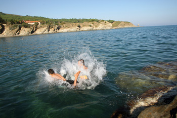 Плавание — ещё один замечательный вид тренировки для поддержания формы. Фото: RAYMOND ROIG/AFP/Getty Images