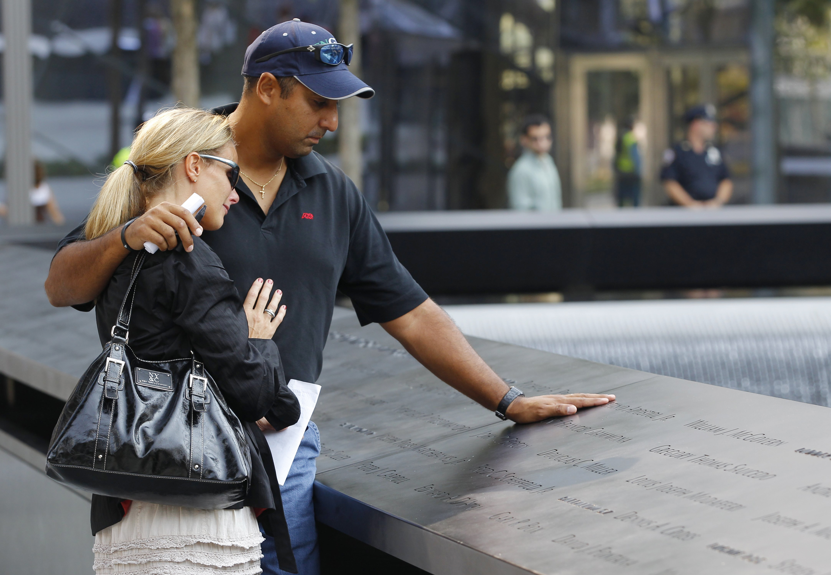 Подружжя, що втратило свого родича під час терористичної атаки 11 вересня 2001 року, стоїть біля пам’ятника у Нью-Йорку, який було відкрито для вшанування жертв «9/11». Фото: Mike Segar-Pool/Getty Images