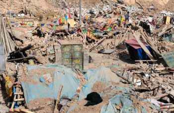 Руины домов, разрушенных землетрясением в г.Цзегу уезда Юйшу. Фото: Frederic J. Brown/AFP/Getty Images