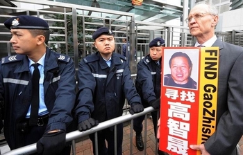 Член гонконгского Объединения адвокатов по защите прав человека в Китае Джон Клансей в Гонконге выражает протест против очередного задержания адвоката Гао Чжишена. Февраль 2010 год. Фото: MIKE CLARKE/AFP/Getty Images