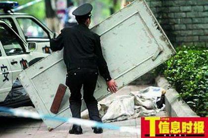 13-річний Вен Фен помер прямо на вулиці м. Гуанчжоу. Фото: Чао Сяо/газета «Шибао»