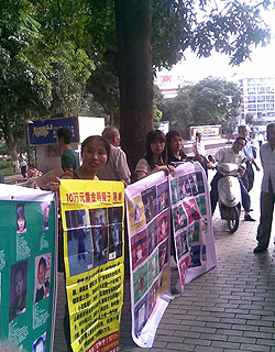 Родители пропавших детей провели акцию в г. Наньнин, призывая местные власти обратить внимание на их проблему. Фото: RFA