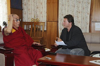 Далай-лама в Дхарамсалі розмовляє з Андреасом Хілмером, якого він знає 20 років. Фото: Рюдігер Фіндайзен