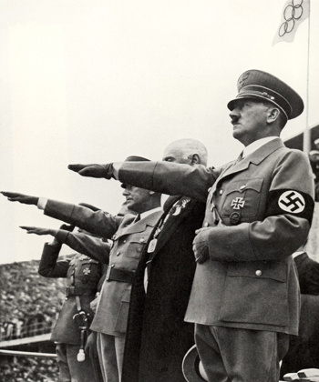 Адольф Гітлер і його підлеглі вітають олімпійські команди під час церемонії відкриття 11-х Олімпійських ігор 1 серпня 1936 р. в Берліні, Німеччина. Фото: Getty Images