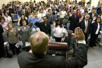 Церемонія промови клятви під час прийняття громадянства США. Фото: PAUL J.RICHARDS/AFP/Getty Images