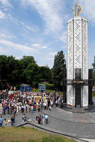 У Києві стартувала міжнародна акція присвячена вшануванню пам'яті жертв Голодомору 1932-33 років. 19 червня 2010 р. Фото: Володимир Бородін/The Epoch Times