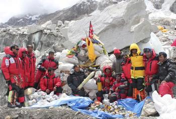 Группа из 20 непальцев собрала около 1800 кг мусора во время рискованной экспедиции с целью очищения самой высокой горы в мире от отходов, которые оставляют после себя альпинисты. Фото: NAMGYAL SHERPA/AFP/Getty Images